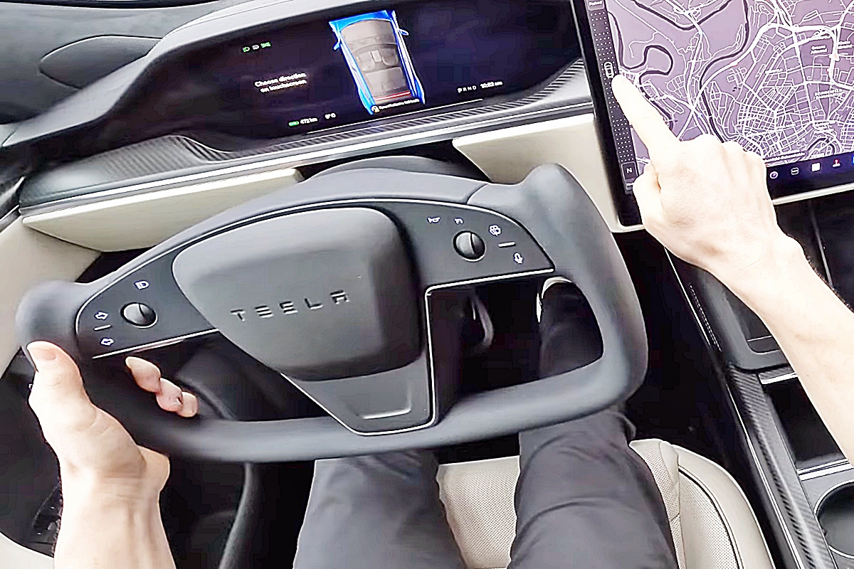 0_테슬라 모델 S 인테리어_유튜브 채널 'SDA Dan Cars'.jpg