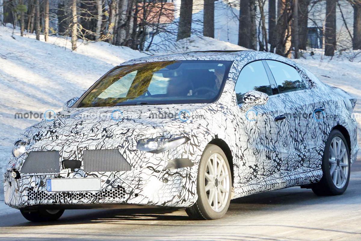 신형 벤츠 CLA 위장막 모델 InsideEVs.jpg