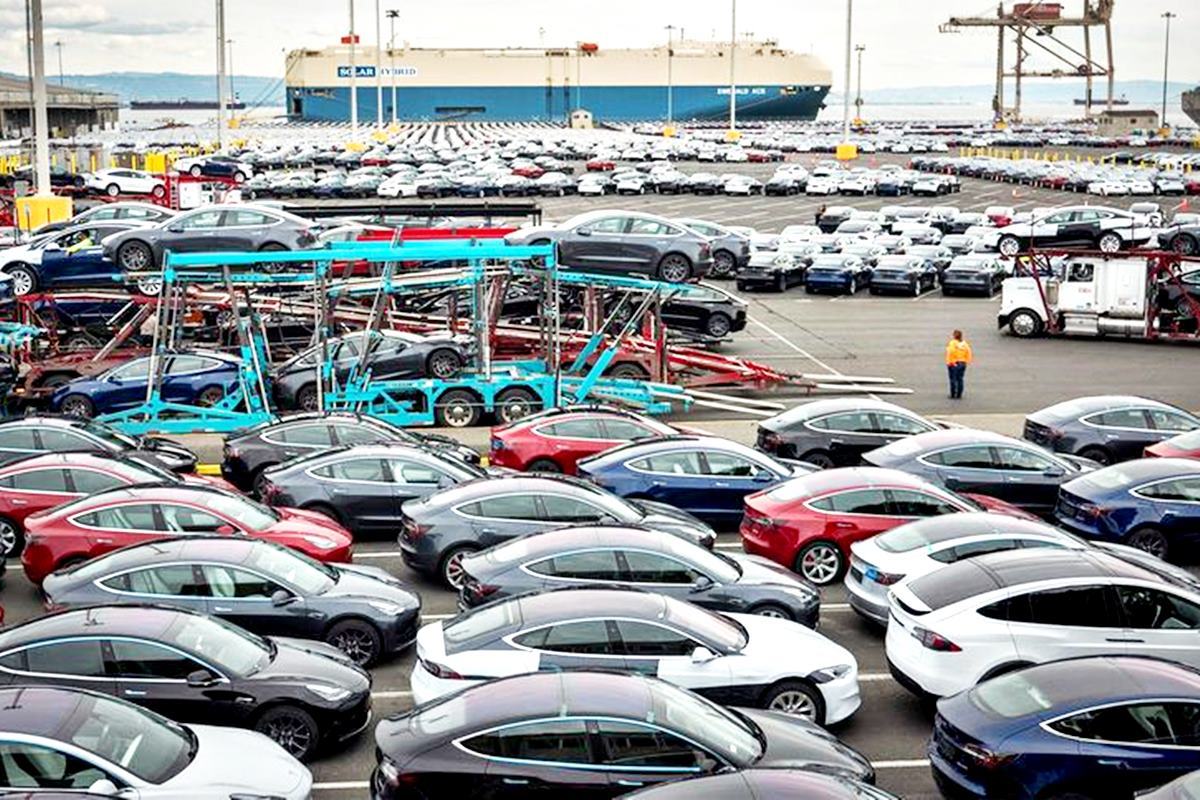 수출을 위해 배에 실릴 준비 중인 테슬라 차량 Building Tesla.jpg