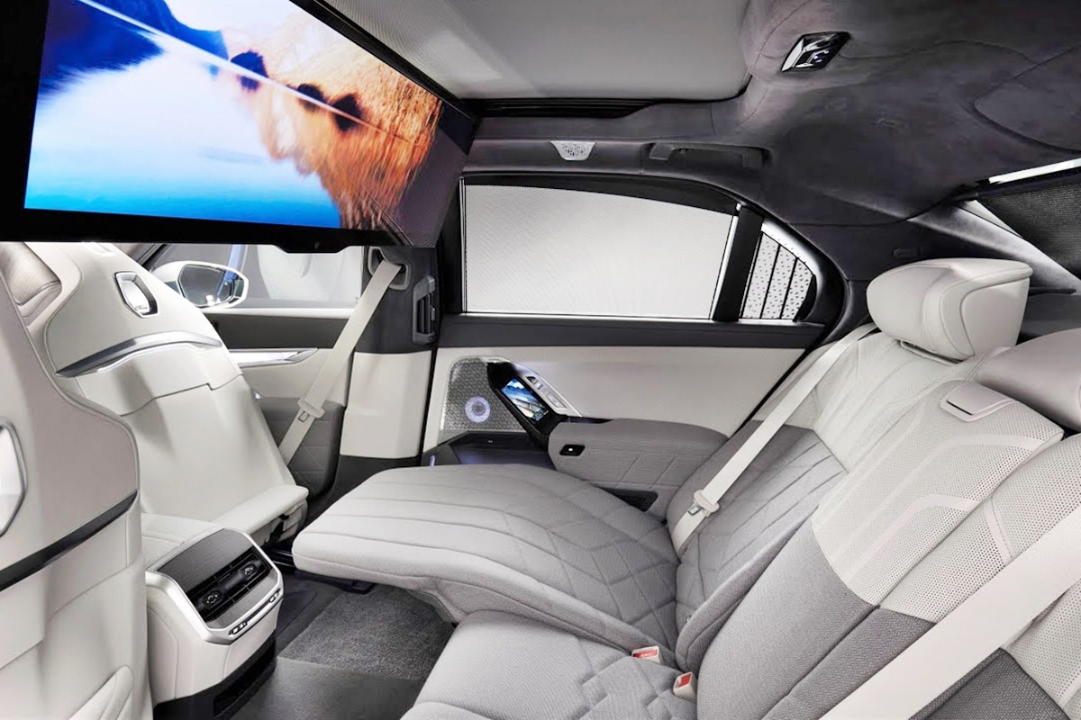 6_BMW i7 2열_유튜브 채널 'CARS&NEWS'.jpg