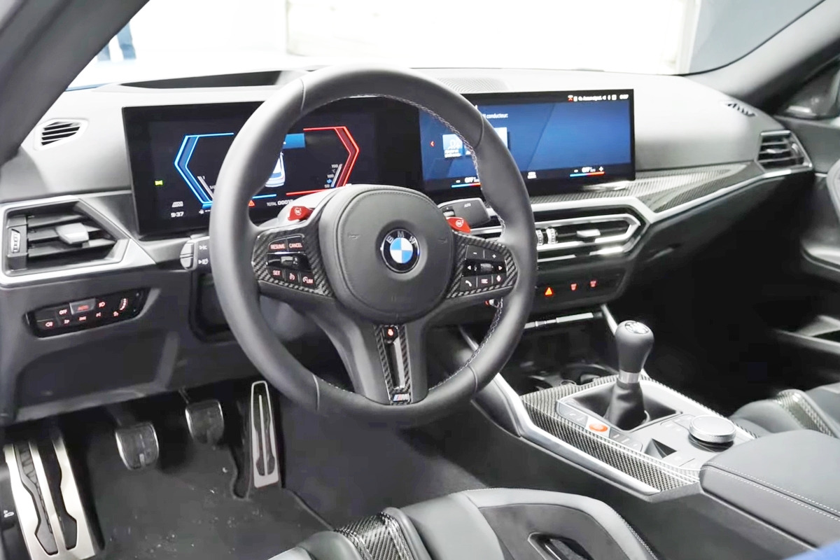 3_BMW M2 인테리어_유튜브 채널 'Caradisiac'.jpg