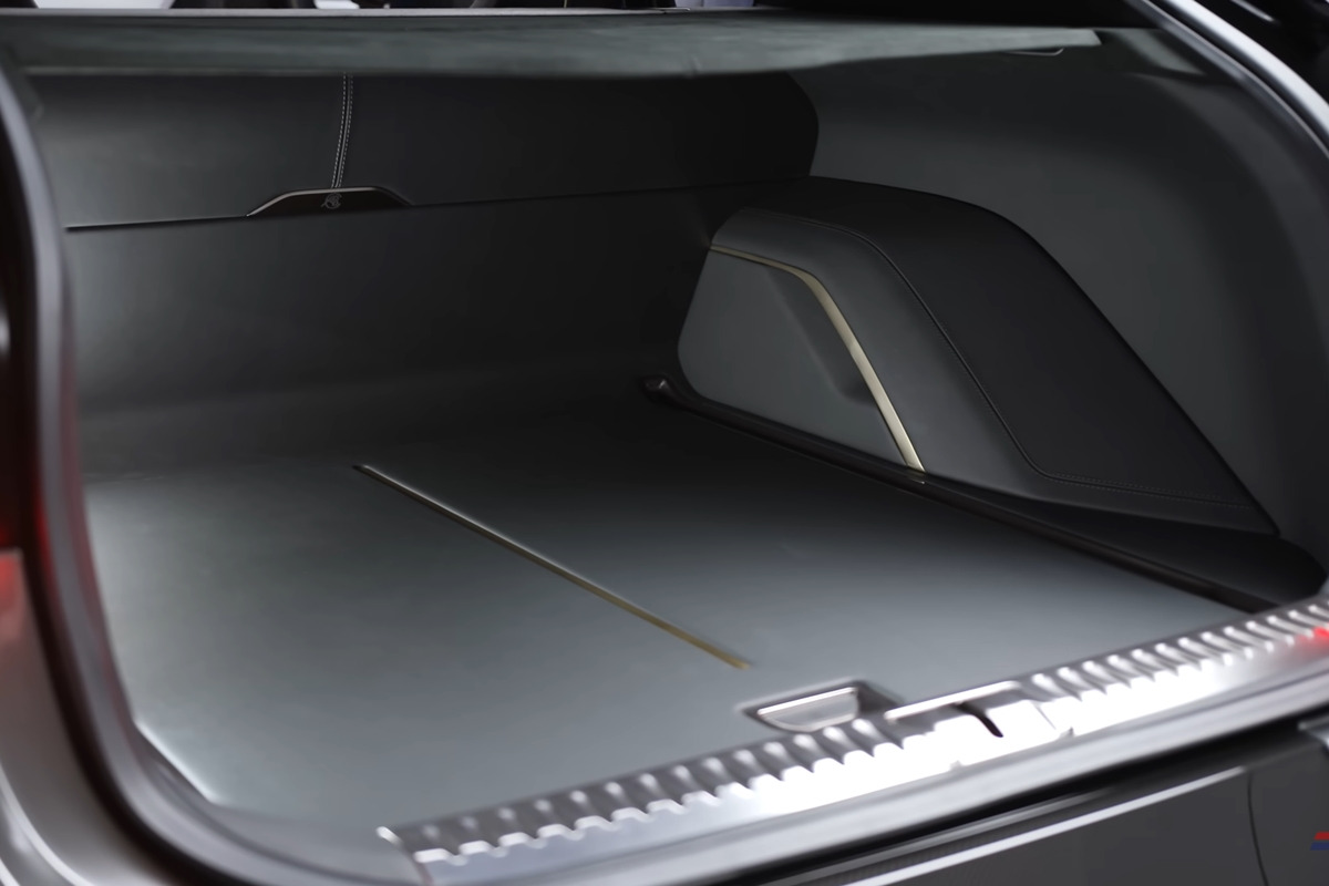 6_로터스 일레트라 트렁크_유튜브 채널 'AutoTrader'.jpg