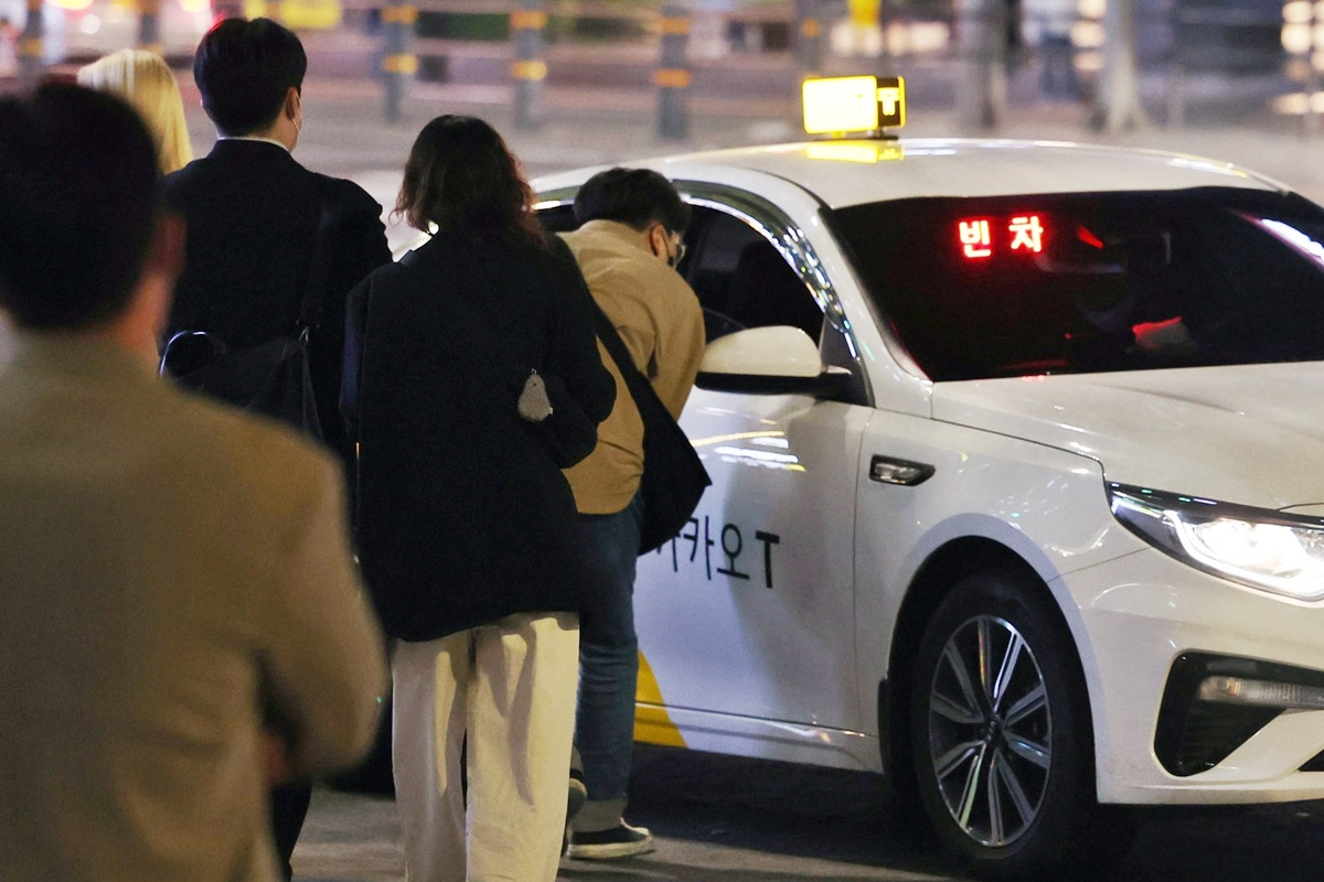 4_택시 잡는 승객_중앙일보.jpg