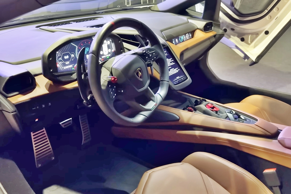 5_람보르기니 레부엘토 인테리어_유튜브 채널 'Mr. Automotive'.jpg