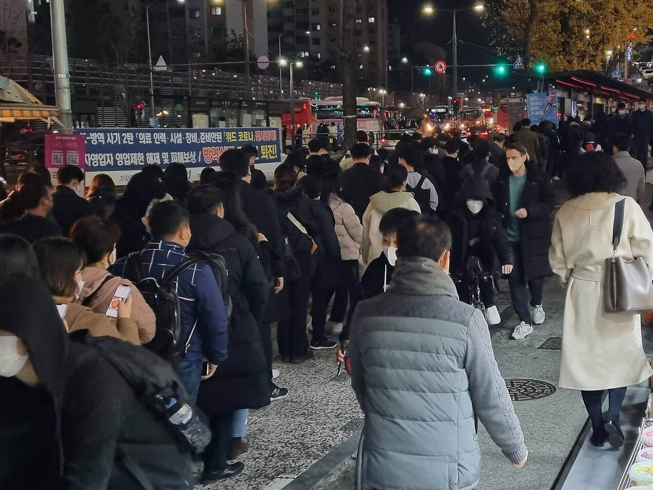 혁명갤러리 광역버스를 기다리는 사람들.jpg