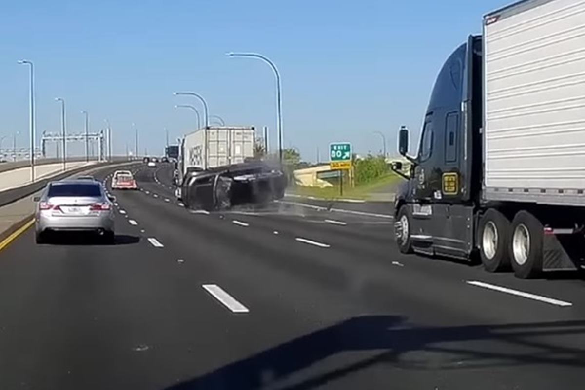 6바퀴를 구른 디펜더.jpg