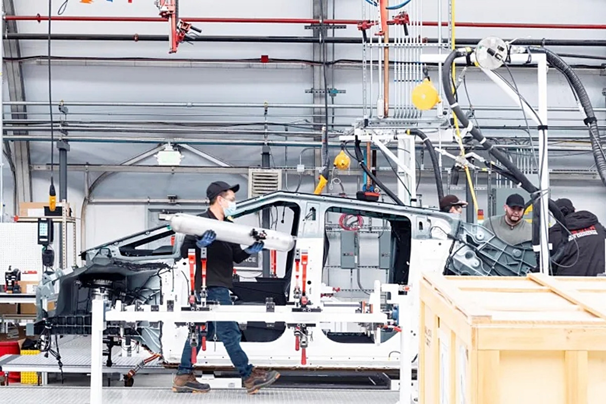 6_시험 생산되는 테슬라 사이버트럭 양산형 프로토타입_Electrek.jpg