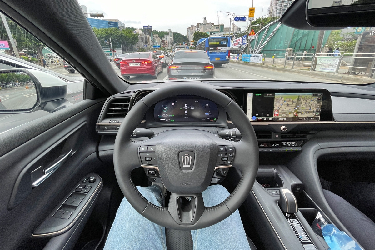 4_토요타 크라운 인테리어_3.jpg