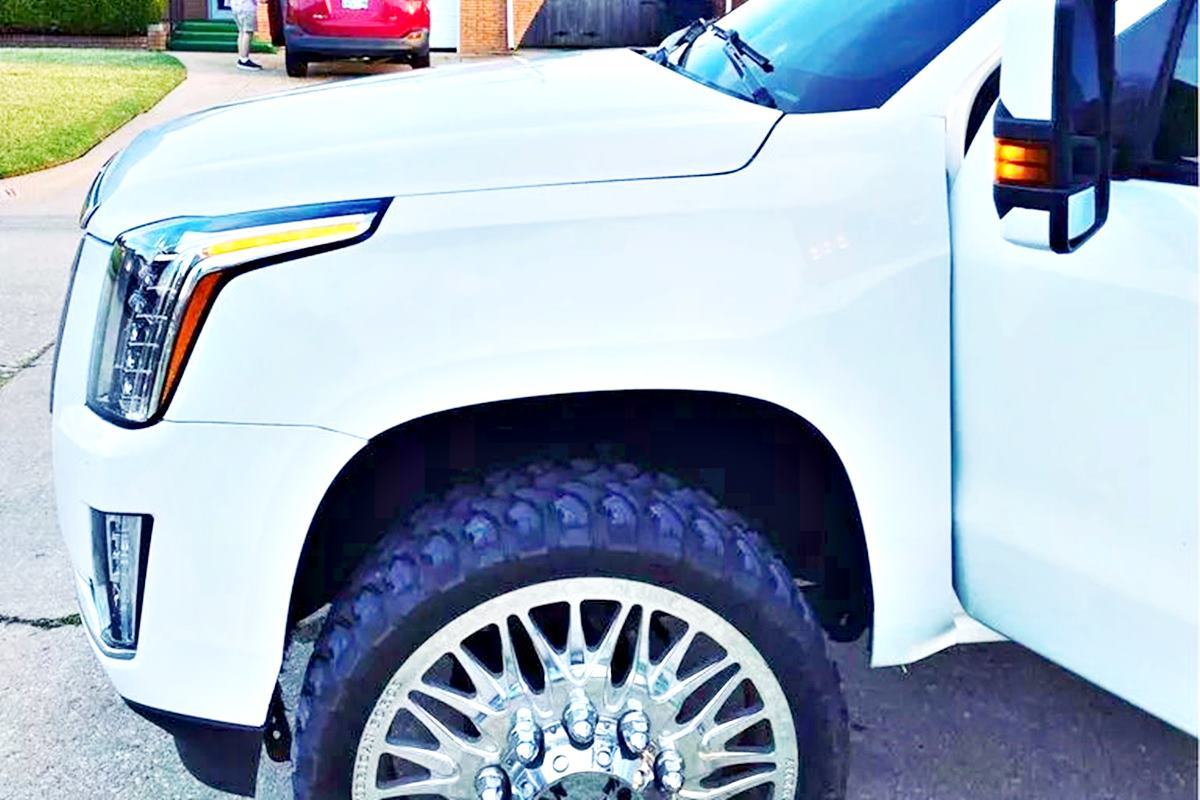 에스컬레이드의 페이스를 적용한 실버라도 Carscoops.jpg