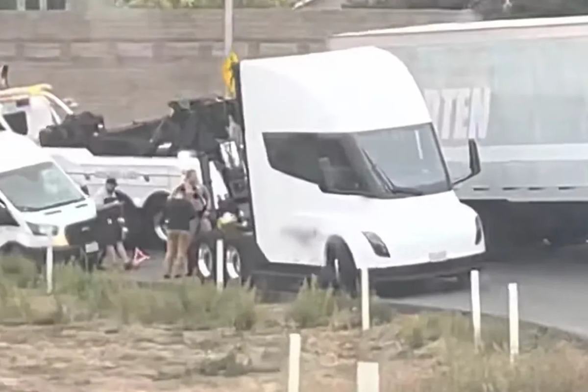 테슬라 견인 Electrek.jpg