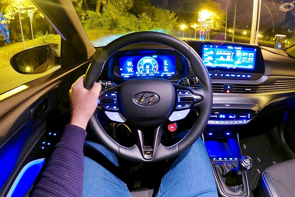 6_현대 i20 N 인테리어_유튜브 채널 'crospotter13'.jpg