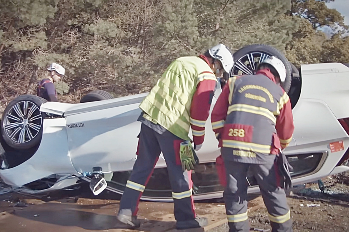 6_볼보 차량으로 인명 구조 연습하는 구급대원들_유튜브 채널 'YOUCAR'.jpg