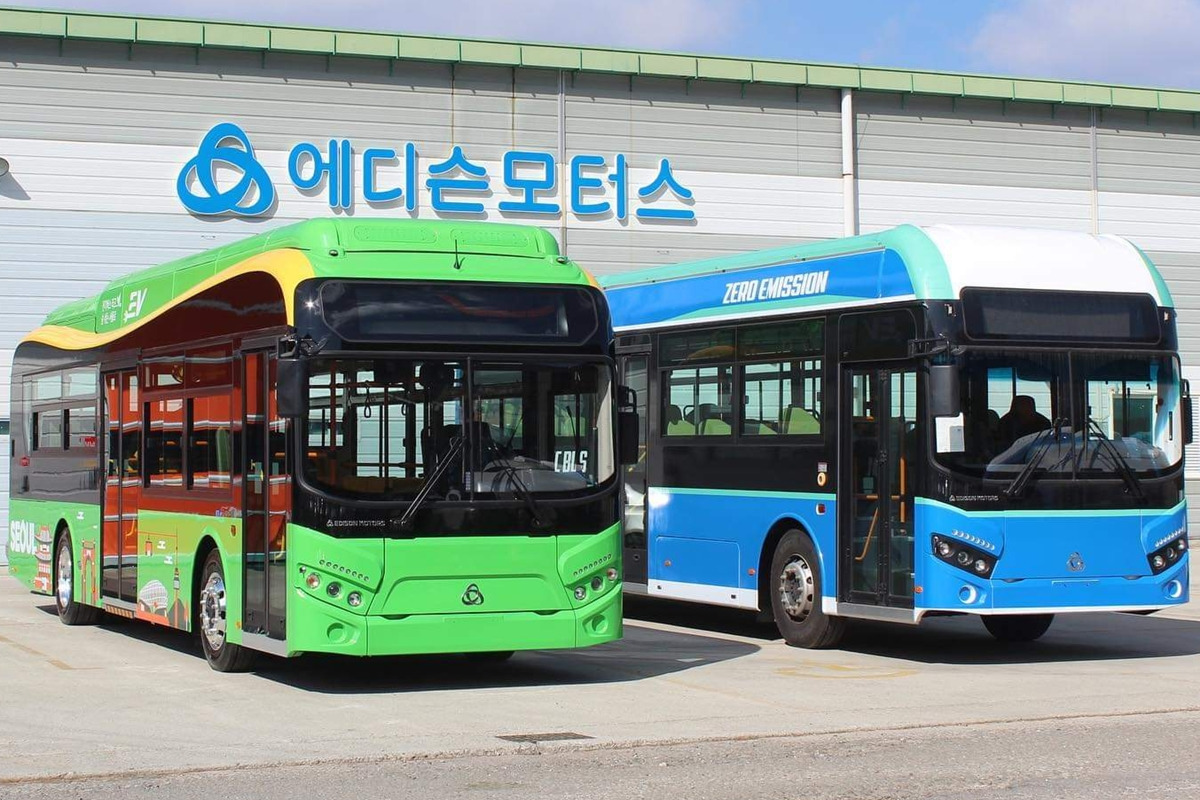 5_출고 대기 중인 에디슨모터스 버스들_페이스북 '에디슨모터스'.jpg