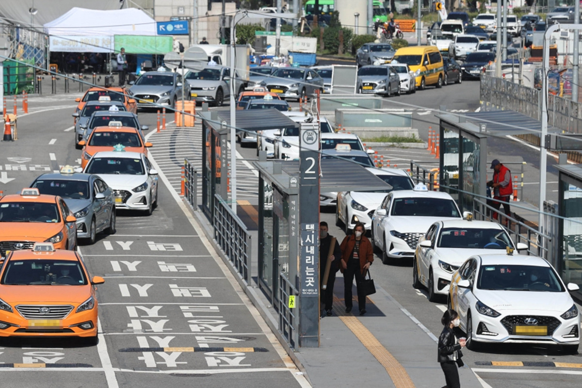 1_승강장 대기 중인 택시.jpg