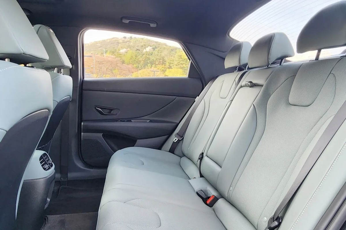 3_컴포트 1 옵션이 적용된 아반떼 하이브리드 2열.jpg