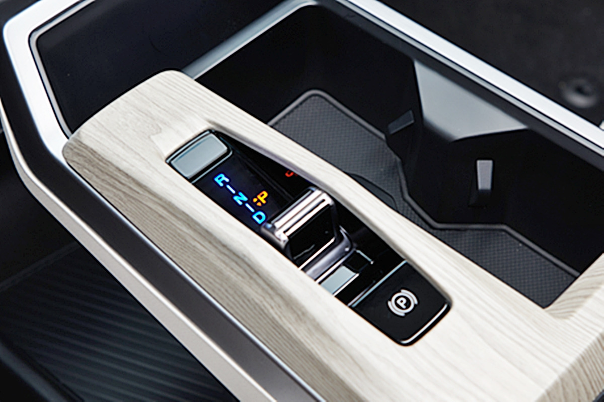 4_KG 모빌리티 토레스 EVX 변속 토글스위치_KG 모빌리티.jpg