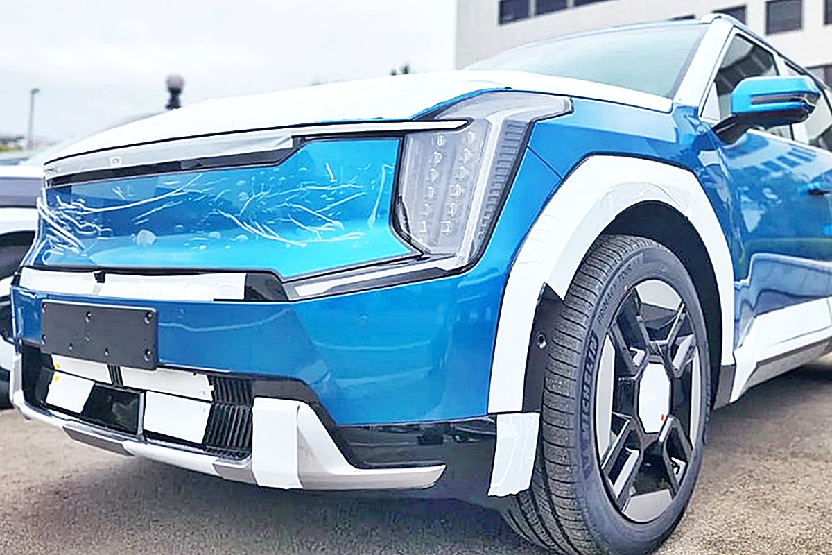 0_비닐 안 뜯은 기아 EV9 신차.jpg