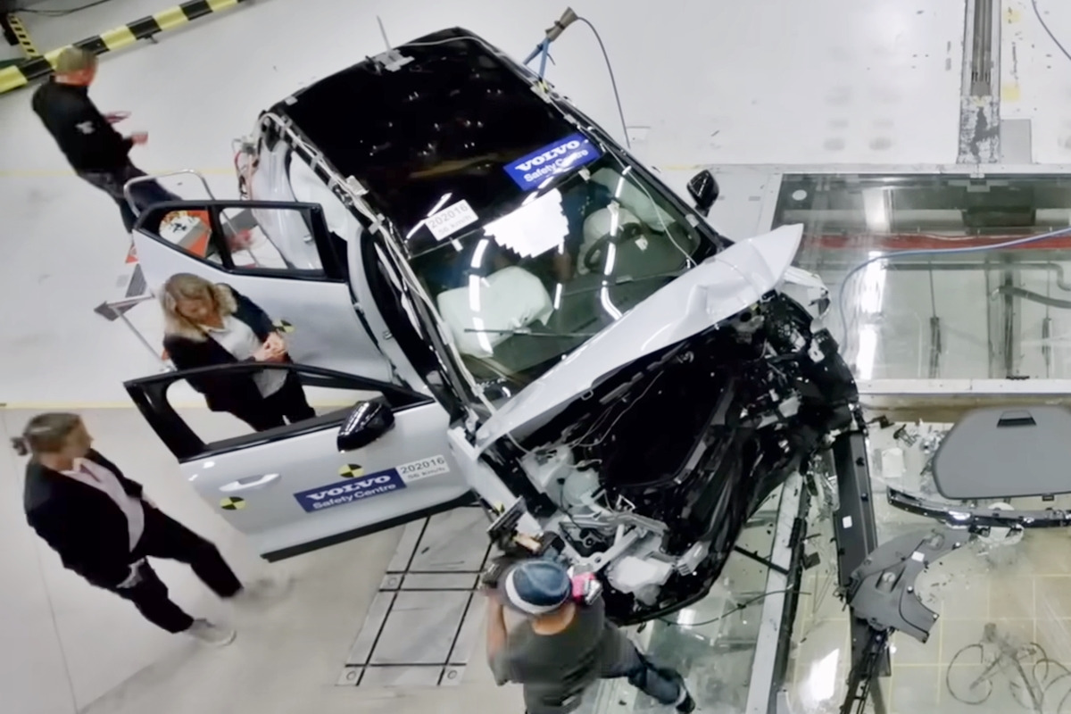 8_충돌 테스트 결과 수집하는 볼보 엔지니어들_유튜브 채널 'YOUCAR'.jpg