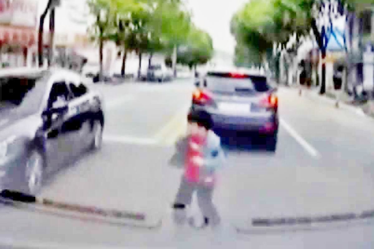 조선일보 어린이 무단횡단.jpg