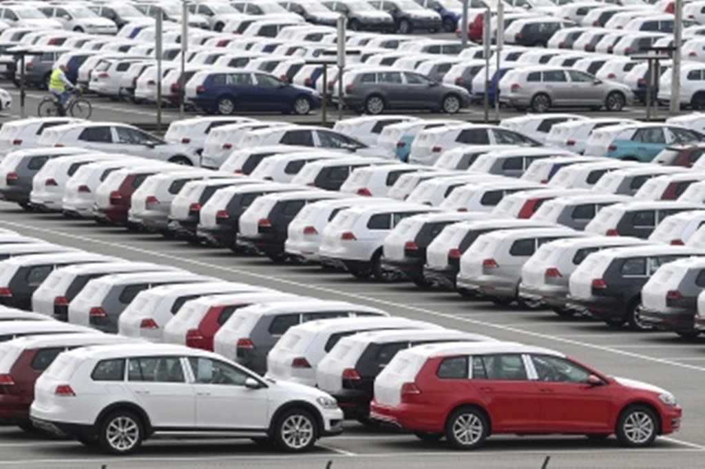 4-3 폭스바겐 공장 주차장 AP연합뉴스.jpg