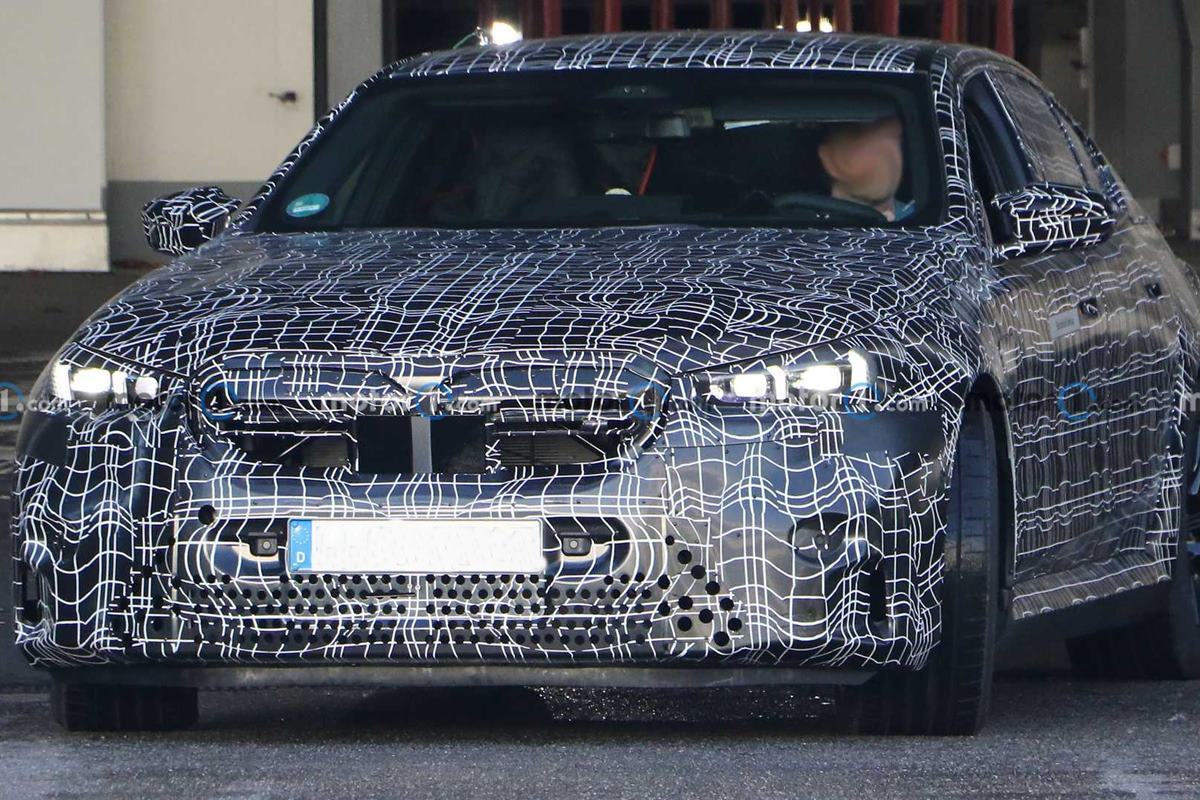 BMW M5 위장막 Motor1.com.jpg