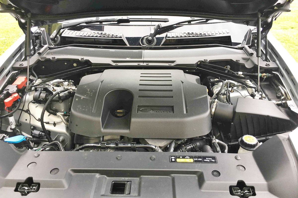 4_랜드로버 디펜더 130 P400 엔진룸_Any Auto.jpg