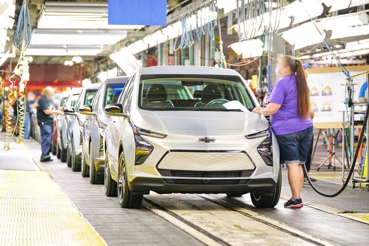 품질 검사 중인 볼트 EUV.jpg