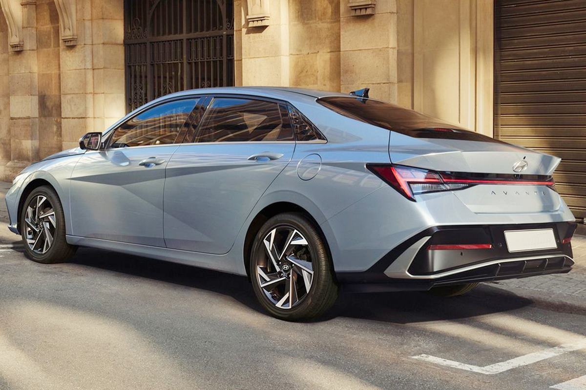 현대 아반떼 하이브리드 Car and Driver.jpg