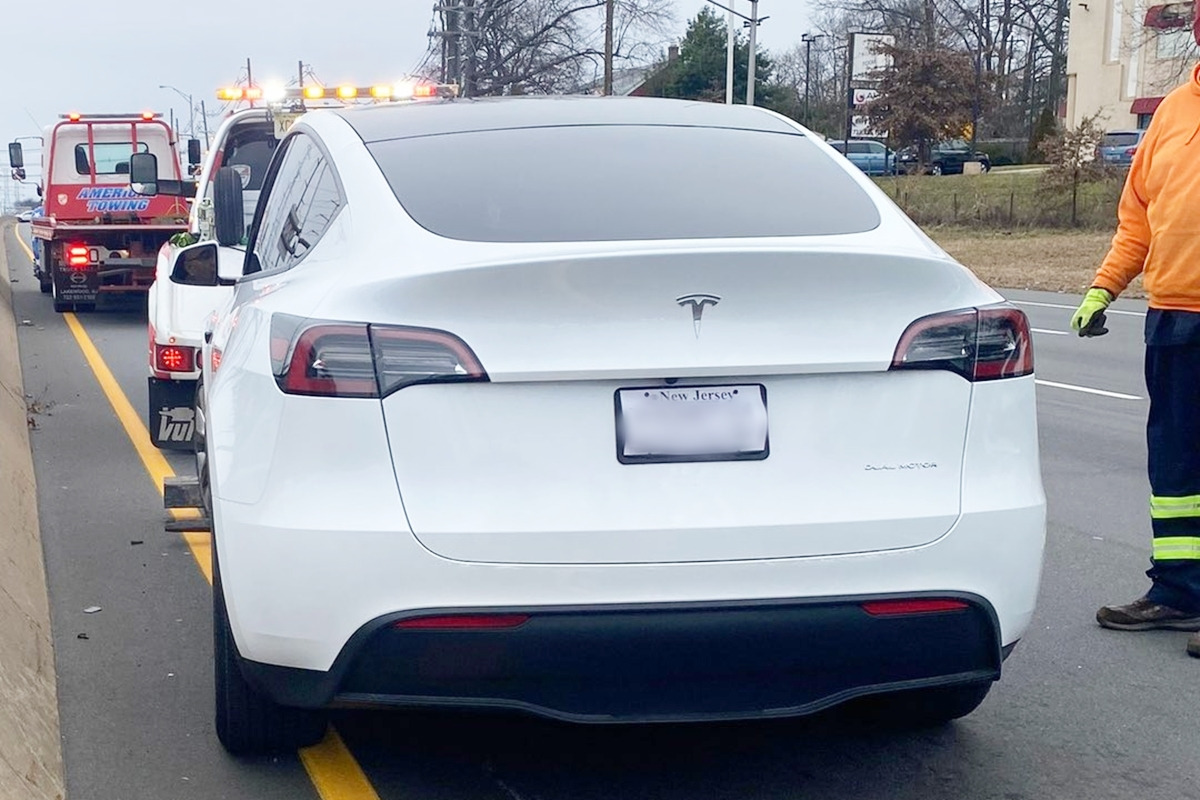 5_견인되는 테슬라 모델 3__트위터 'Prerek'.jpg