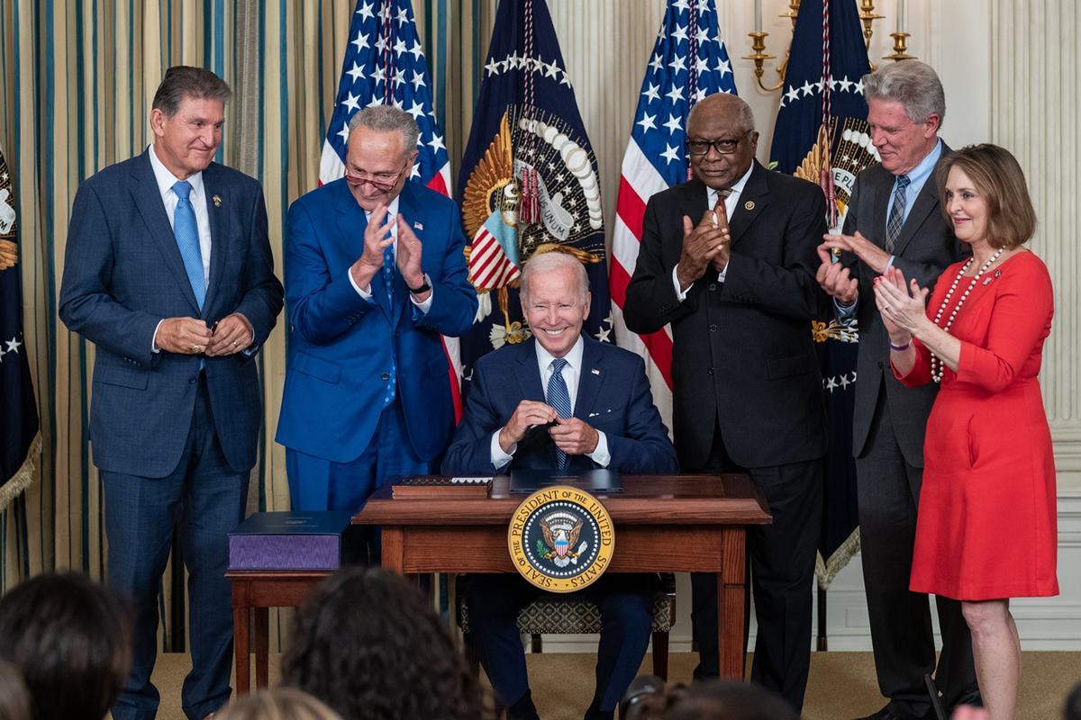 백악관 IRA에 서명을 완료한 바이든.jpg