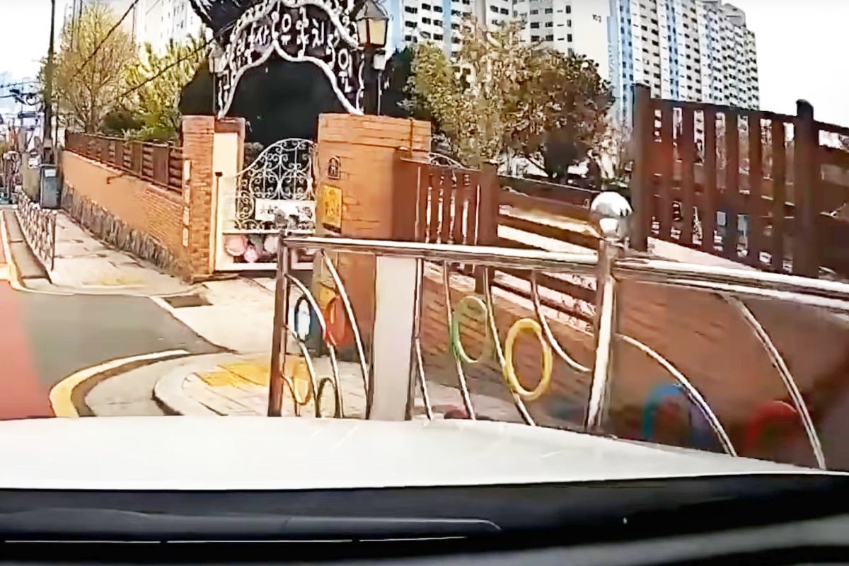 견인 고리가 풀려 유치원으로 향해 떨어져 파손된 차 한문철 TV.jpg