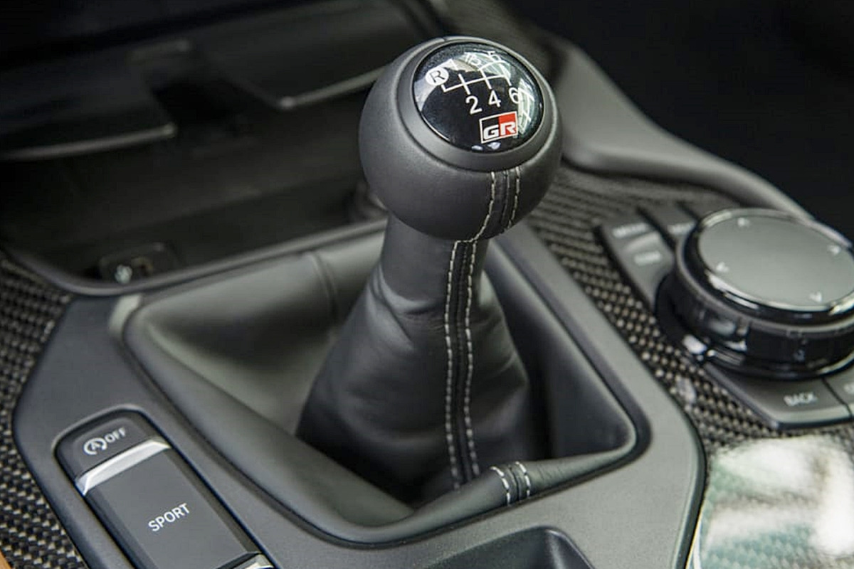 1_GR 수프라 수동변속기 레버_Autoblog.jpg