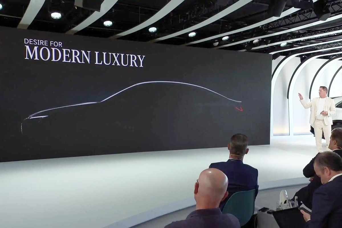 2_신규 소형차 티저 발표하는 고든 와그너 메르세데스-벤츠 수석 디자이너_Motor 1.jpg