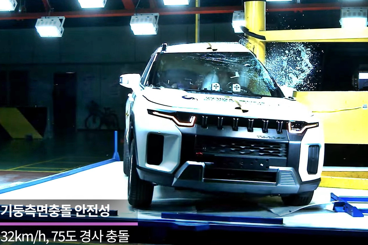 2_쌍용 토레스 기둥 측면 충돌 안전성 평가_유튜브 'koreancap'.jpg