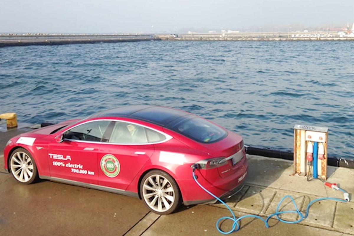 1_충전 중인 테슬라 모델 S_트위터 'gem8mingen'.jpg