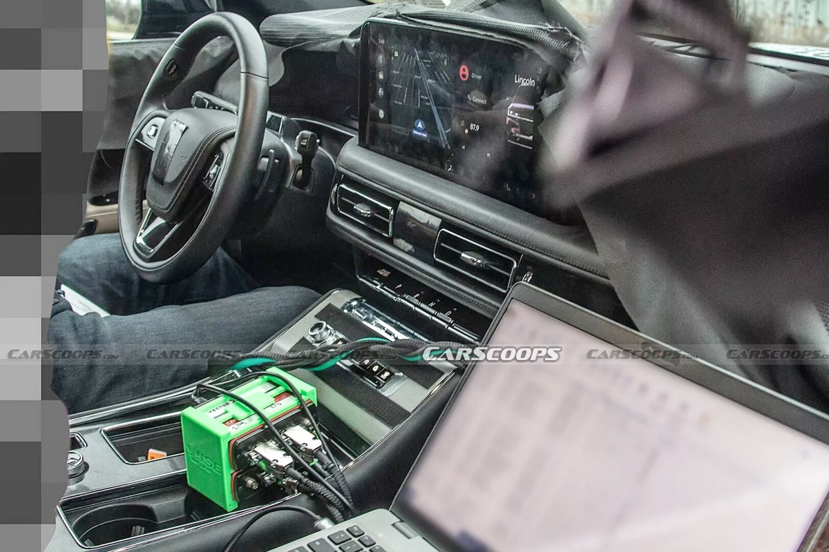 4_링컨 에비에이터 페이스리프트 인테리어 스파이샷_'Carscoops'.jpg