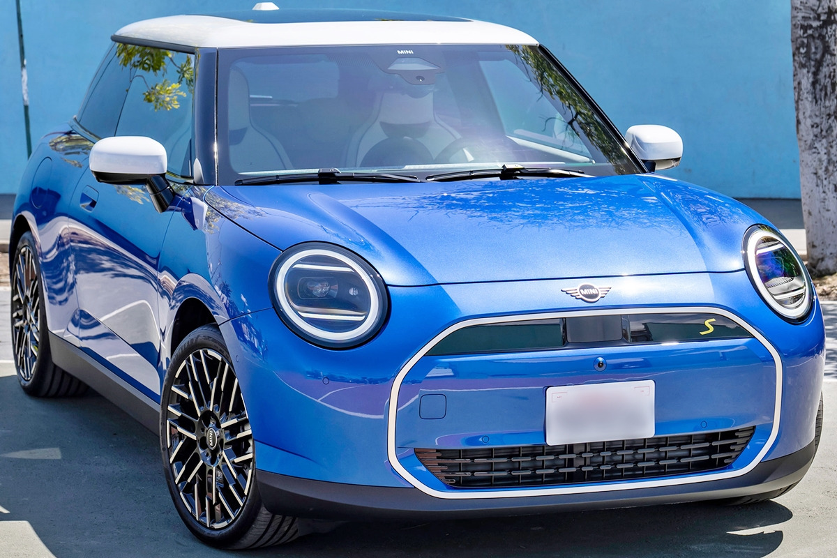5_신형 미니 쿠퍼_'Driving Electric'.jpg
