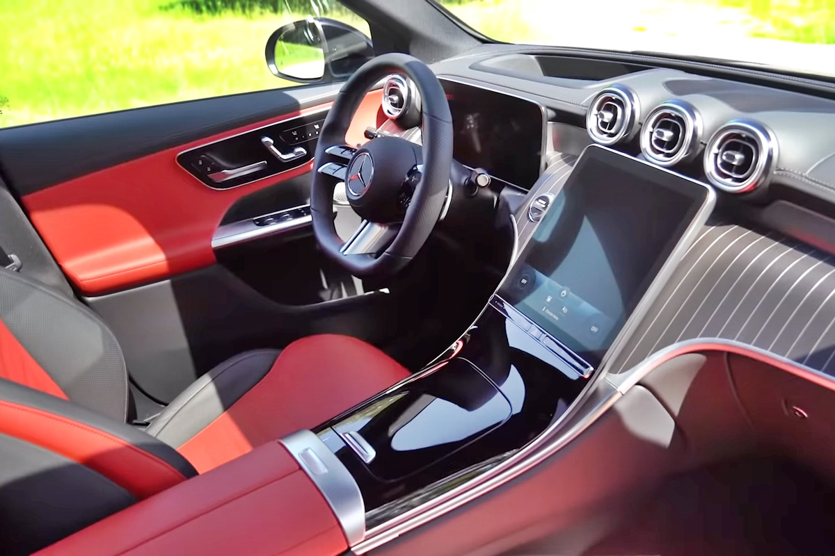 2_메르세데스-벤츠 GLC 풀체인지 실내_유튜브 채널 'Remove Before Race'.jpg