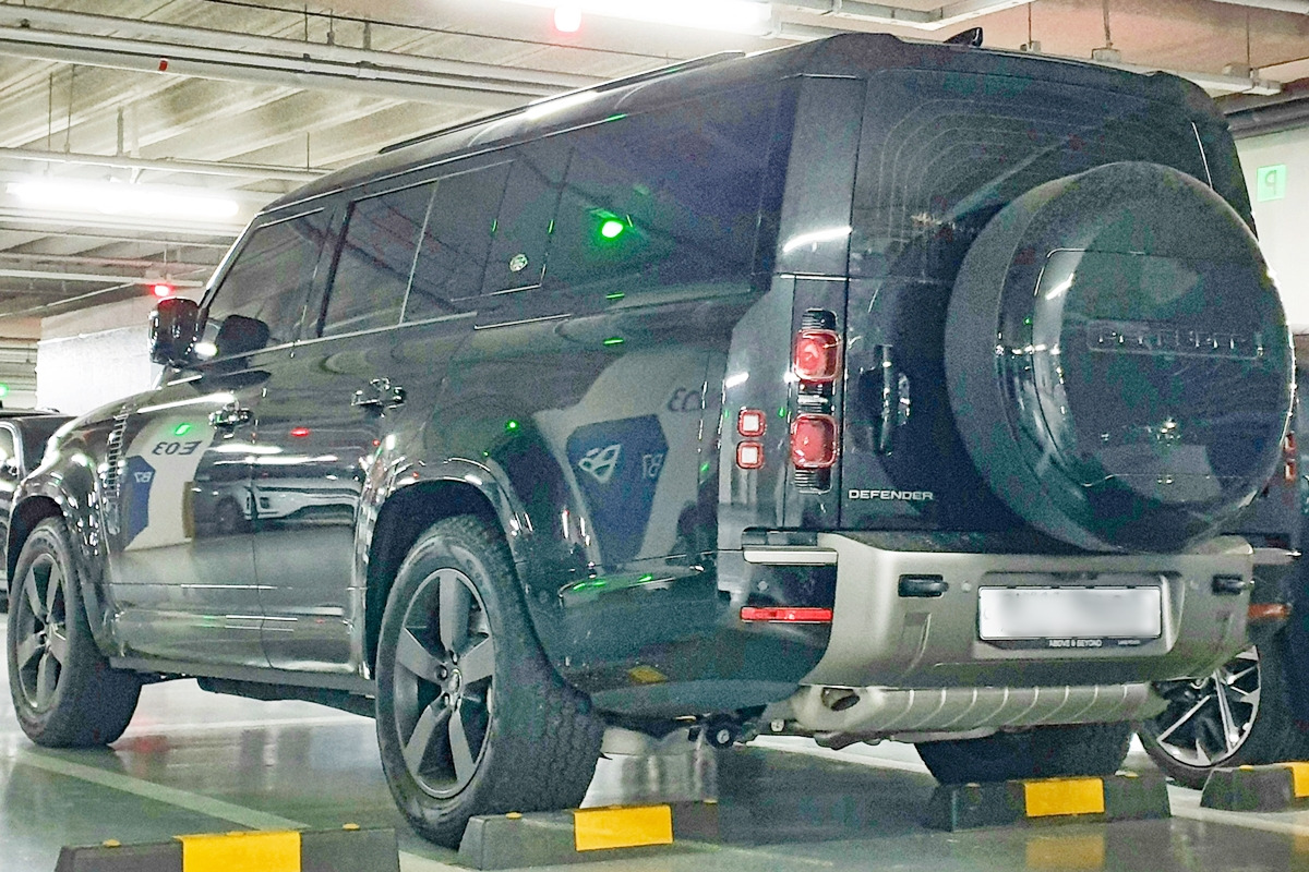 6_랜드로버 디펜더 130_Wikipedia.jpg