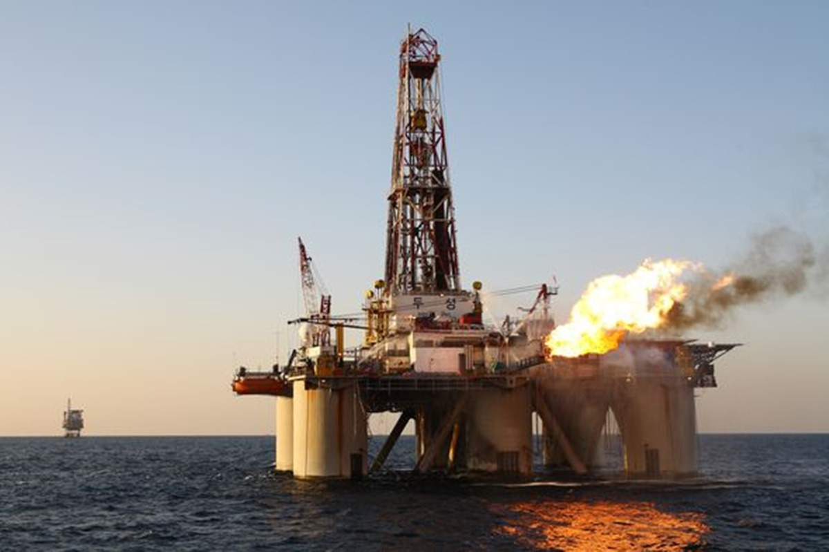 10 한국석유공사가 동해에서 시추하고 있는 모습 조선비즈 - 복사본.jpg