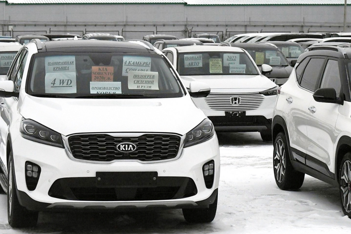 5_러시아 중고차 시장에 전시된 한국차들.jpg