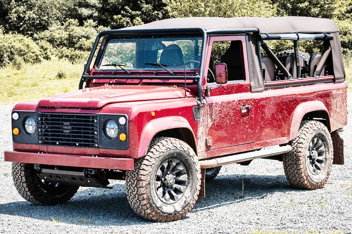 1_랜드로버 1세대 디펜더_Gear Patrol.jpg