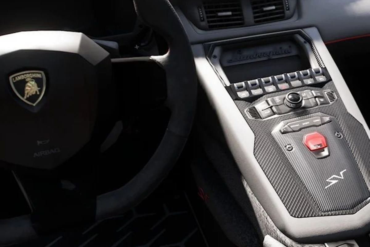 람보르기니 아벤타도르 내부.jpg