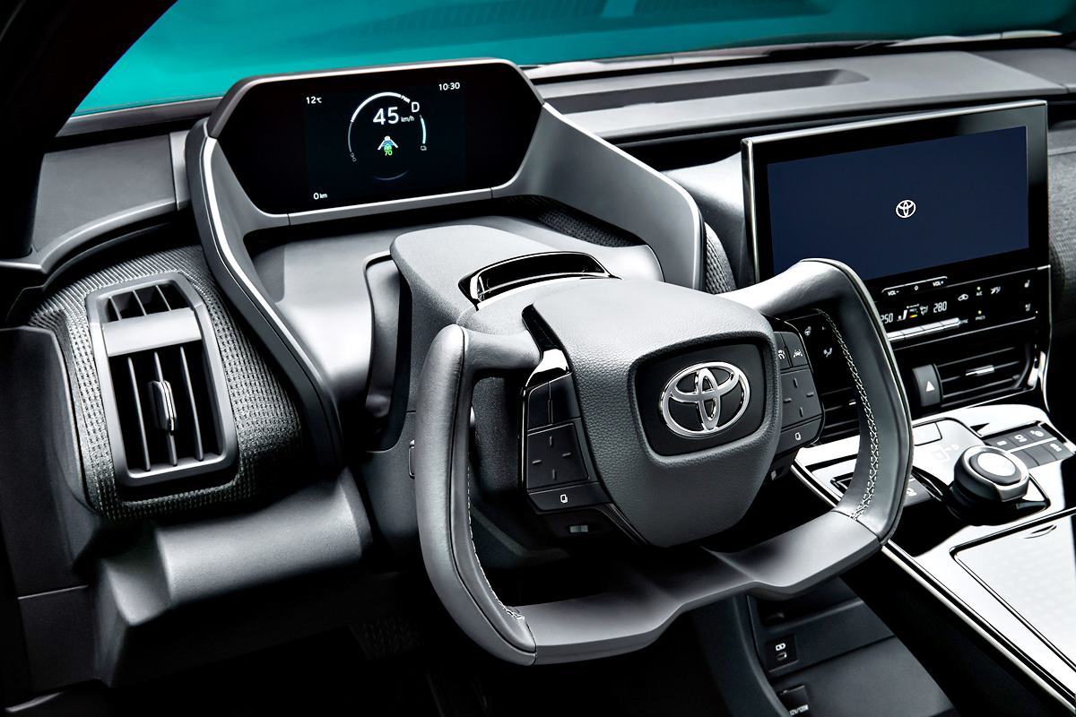 토요타 bZ4X 내부 Strategy Analytics - 복사본.jpg