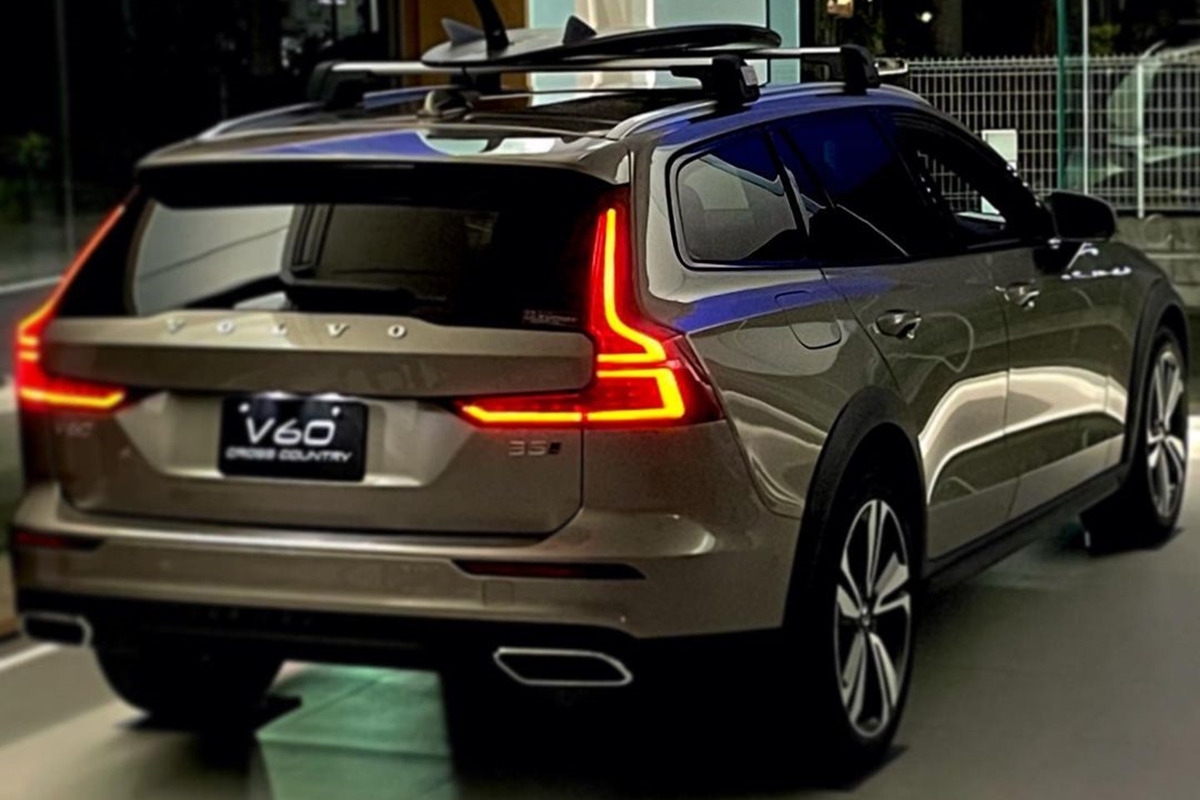 2_V60 크로스컨트리 B5 프로 AWD.jpg