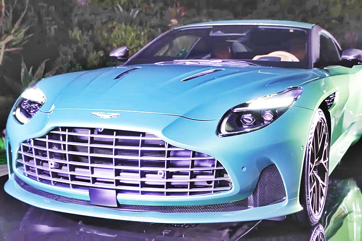0_애스턴마틴 DB12_유튜브 채널 'Aston Martin'.jpg