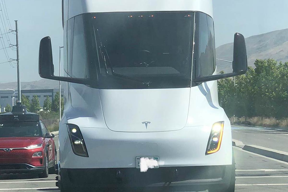 주행 중인 세미 트럭 Tesla Oracle.jpg