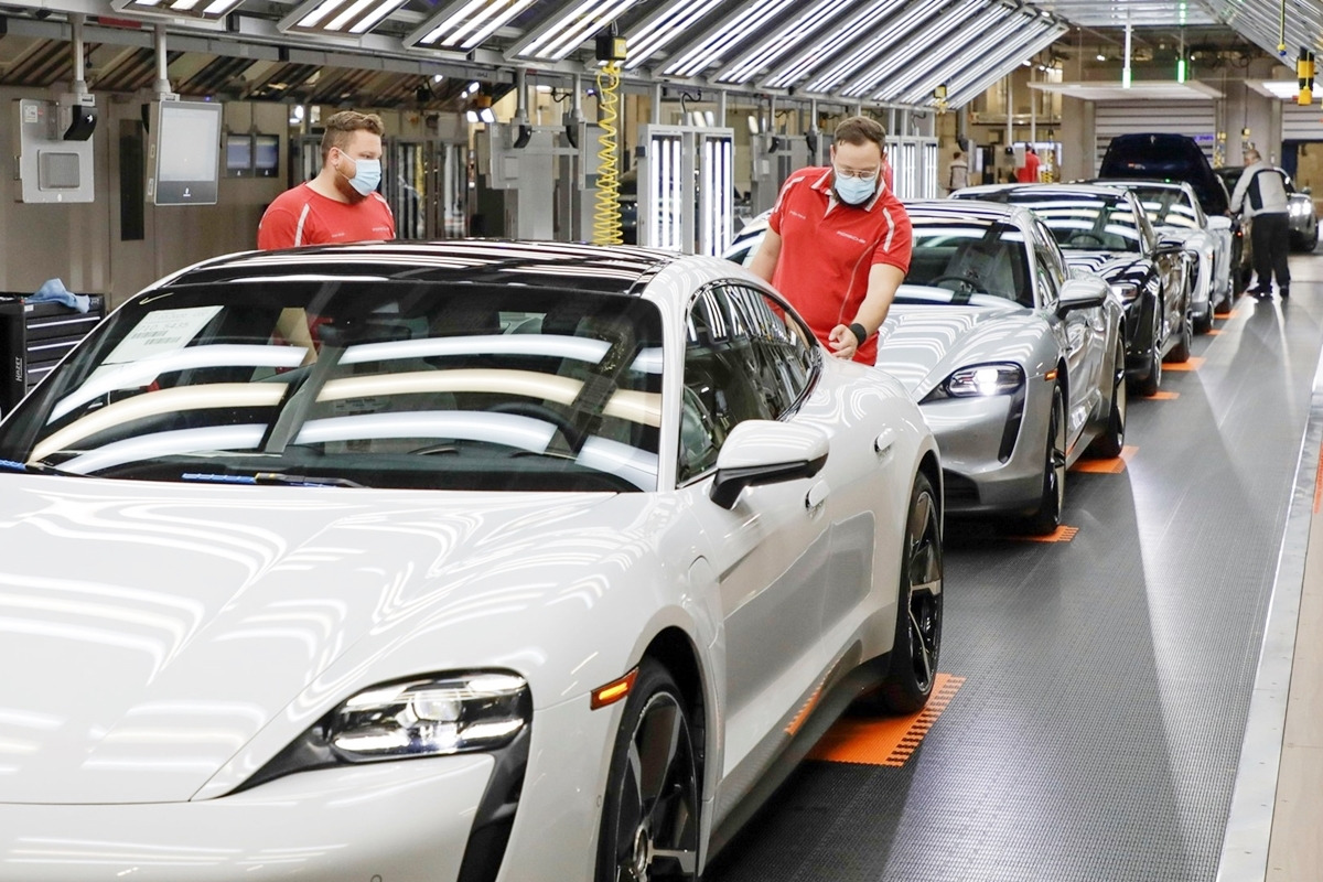 2_생산 중인 포르쉐 타이칸_The News Market.jpg