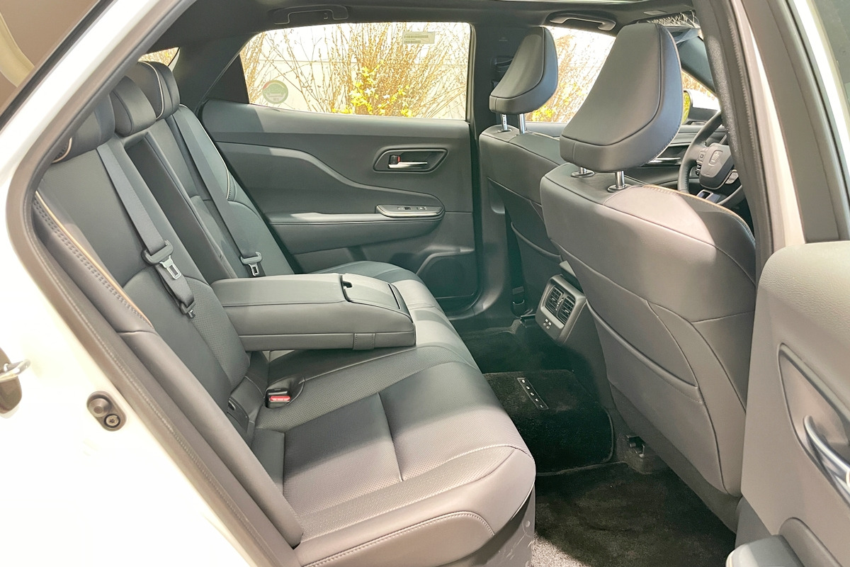 7_토요타 크라운 2열.jpg