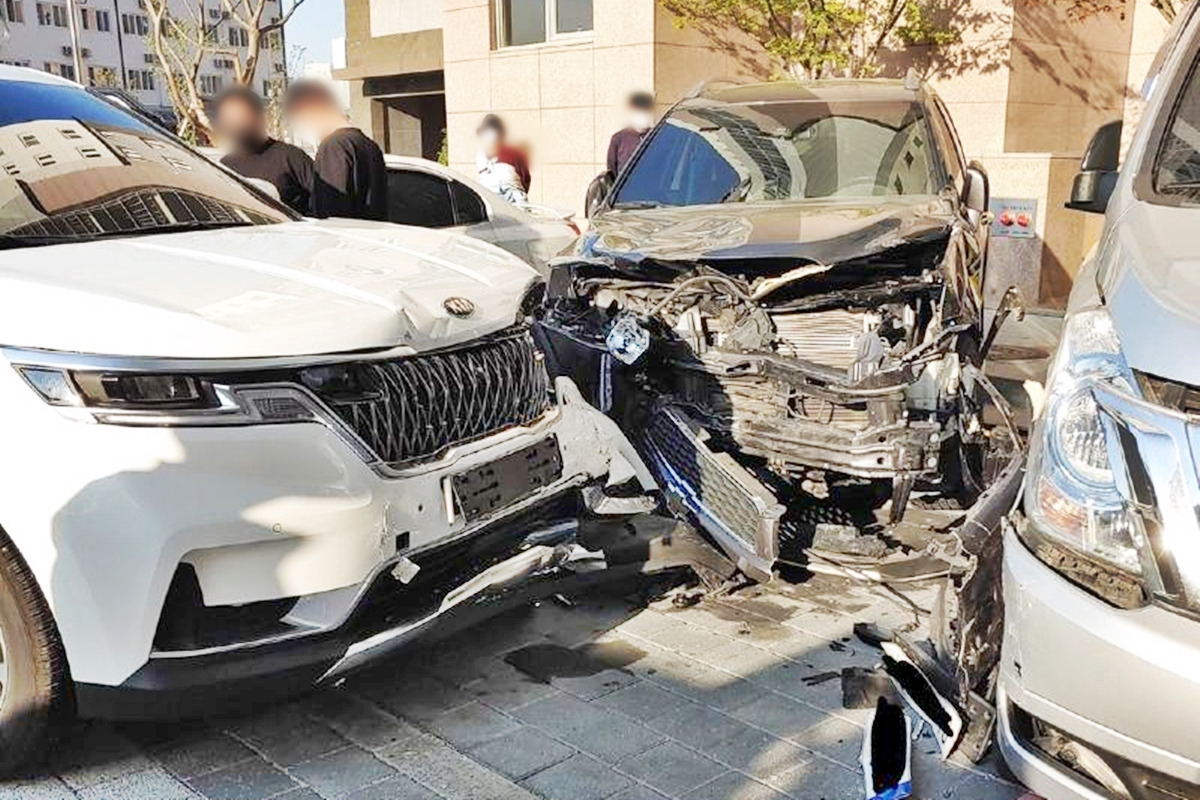 6_기아 카니발 급발진 의심 사고_'보배드림'.jpg